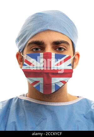 UK Health care, Arzt trägt eine United Kingdom Flagge schützende Gesichtsmaske isoliert auf weißem Hintergrund. Schutzausrüstung des medizinischen Personals gegen Coronav Stockfoto