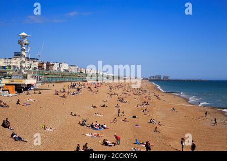 Brighton Beach, Großbritannien. Brighton Beach an einem Sommertag. Der Strand ist normalerweise sehr voll mit Touristen, aber wegen Coronavirus ist es ziemlich ruhig Stockfoto