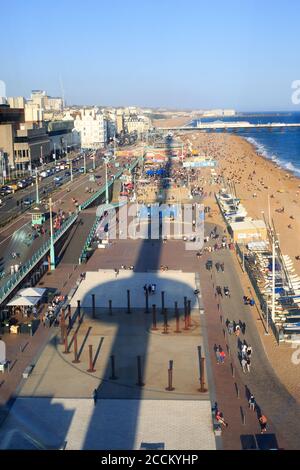 I360 Tower, Brighton, Großbritannien. Blick von der Spitze des Turms mit Blick auf Brighton Esplanade mit Spiegelung des Turms auf dem Boden Stockfoto