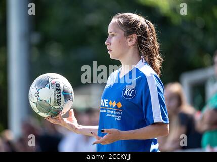 Lina-Marie Müller (KSC) beim Einwurf. GES./Fußball/Cup/Frauenverband Cup Badischer Fußball Verband: KIT Sport-Club - Karlsruher Sport-Club, 23.08.2020 Stockfoto