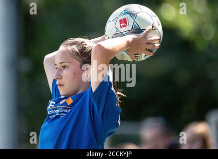 Lina-Marie Müller (KSC) beim Einwurf. GES./Fußball/Cup/Frauenverband Cup Badischer Fußball Verband: KIT Sport-Club - Karlsruher Sport-Club, 23.08.2020 Stockfoto