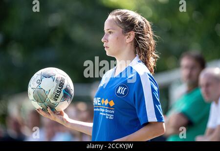 Lina-Marie Müller (KSC) beim Einwurf. GES./Fußball/Cup/Frauenverband Cup Badischer Fußball Verband: KIT Sport-Club - Karlsruher Sport-Club, 23.08.2020 Stockfoto