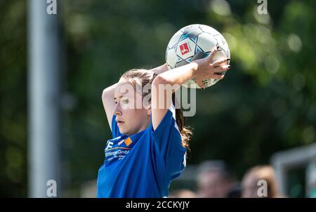 Lina-Marie Müller (KSC) beim Einwurf. GES./Fußball/Cup/Frauenverband Cup Badischer Fußball Verband: KIT Sport-Club - Karlsruher Sport-Club, 23.08.2020 Stockfoto