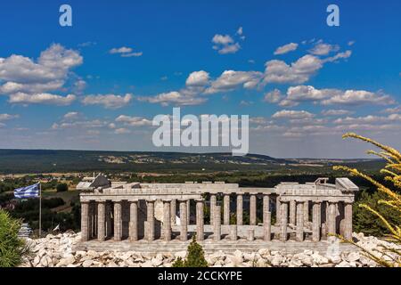 Krajno-Zagorze, Polen - 14. August 2020. Die Miniatur der Akropolis in Sabat Krajno Amusement und Miniaturen Park Stockfoto