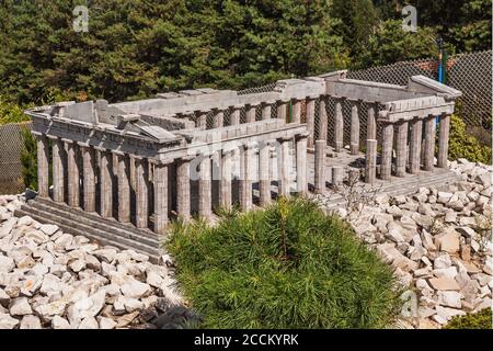 Krajno-Zagorze, Polen - 14. August 2020. Die Miniatur der Akropolis in Sabat Krajno Amusement und Miniaturen Park Stockfoto