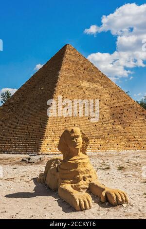 Krajno-Zagorze, Polen - 14. August 2020. Die Miniatur der Sphinx und Pyramide von Cheops in Sabat Krajno Amusement und Miniaturen Park Stockfoto