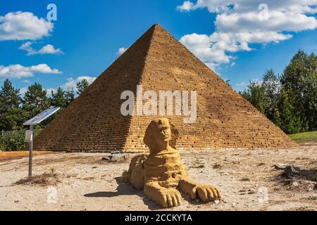 Krajno-Zagorze, Polen - 14. August 2020. Die Miniatur der Sphinx und Pyramide von Cheops in Sabat Krajno Amusement und Miniaturen Park Stockfoto