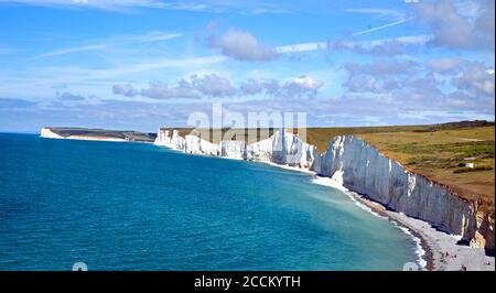 Seven Sisters Chalk Cliffs at Birling Gap, mit einem schönen blauen bewölkten Himmel an einem Sommertag Stockfoto