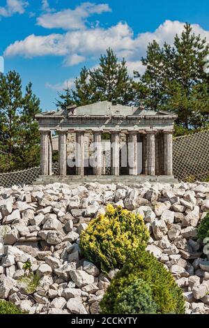 Krajno-Zagorze, Polen - 14. August 2020. Die Miniatur der Akropolis in Sabat Krajno Amusement und Miniaturen Park Stockfoto