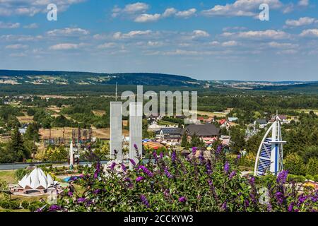 Krajno-Zagorze, Polen - 14. August 2020. Miniaturen von berühmten Gebäuden in Sabat Krajno Amusement und Miniaturen Park Stockfoto