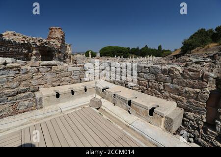 Öffentliche Toiletten in der antiken Stadt Ephesus, Izmir, Türkei Stockfoto