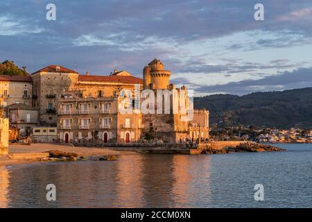 Der Perrotti-Turm am Strand Marina Piccola, in Santa Maria di Castellabate, Cilento-Küste, Salerno, Kampanien, Italien. Stockfoto