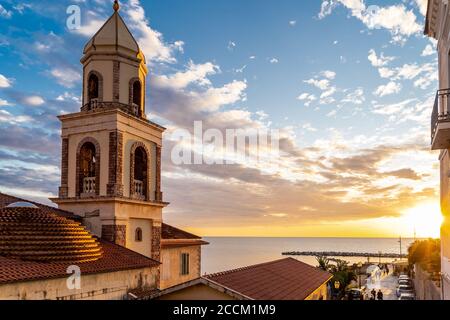 Glockenturm der Wallfahrtskirche Santa Maria del Mare bei Sonnenuntergang in Santa Maria di Castellabate, Salerno, Kampanien, Italien. Stockfoto