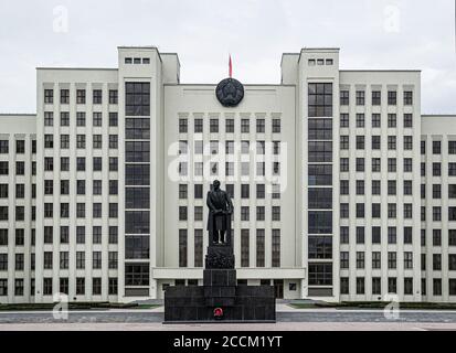 Minsk, Weißrussland. Parlamentsgebäude. Lenin-Denkmal Stockfoto