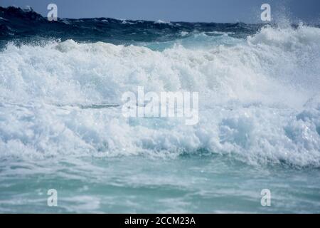 Große Wellen krachen und verursachen Spray in Aruba. Stockfoto