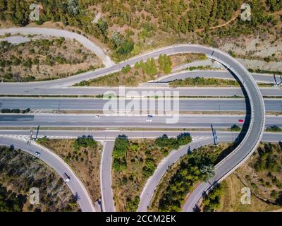 Thessaloniki, Griechenland Luftdrohnenlandschaft des Interchange-Verkehrs auf der inneren Ringstraße Periferiaki. Spitze der europäischen mehrstufigen Stack Autobahn Kreuzung. Stockfoto