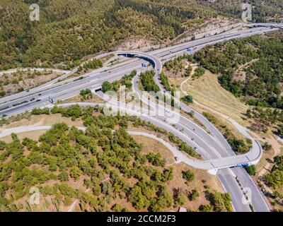Thessaloniki, Griechenland Luftdrohnenlandschaft des Interchange-Verkehrs auf der inneren Ringstraße Periferiaki. Spitze der europäischen mehrstufigen Stack Autobahn Kreuzung. Stockfoto