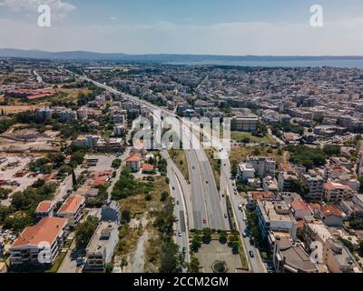 Thessaloniki, Griechenland Luftdrohne Landschaft Ansicht der Stadt Straßenverkehr auf mehrspurigen Avenue.Day top Panorama der europäischen Stadt mit Hauptautobahn & Autos Stockfoto