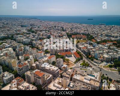 Thessaloniki, Griechenland Luftdrohne Landschaft Ansicht von Toumba Stadtbezirk Gebäude Dächer. Tag top Panorama der europäischen Stadt mit Wohn .flats. Stockfoto