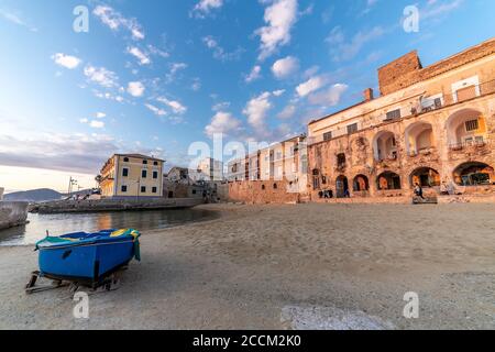 Altes Gebäude bei Sonnenuntergang, berühmter Ort in Santa Maria di Castellabate, Cilento Küste, Italien. Landschaftlich schöner Strand von Marina Piccola in bezaubernder Umgebung. Stockfoto