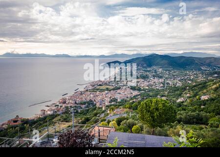 Luftaufnahme von Santa Maria di Castellabate. Landschaft von Cilento Küste, Kampanien, Italien. Berühmter Badeort. Hochwertige Fotos Stockfoto