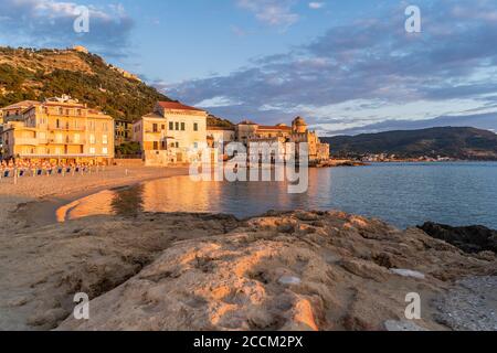 Landschaftlich schöner Strand von Marina Piccola bei Sonnenuntergang in Santa Maria di Castellabate, Cilento Küste, Kampanien, Italien. Stockfoto