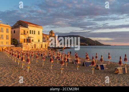 Scenic Beach of Scenic Beach of Marina Piccola at Sunset in Santa Maria di Castellabate, Cilento Coast, Kampanien, Italien. Stockfoto