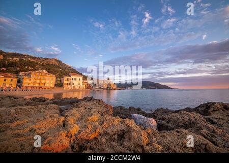 Landschaftlich schöner Strand von Marina Piccola bei Sonnenuntergang in Santa Maria di Castellabate, Cilento Küste, Kampanien, Italien. Stockfoto