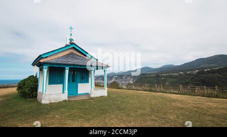 Blick auf die Einsiedelei von La Regalina in Cadavedo, Asturien, Spanien Stockfoto