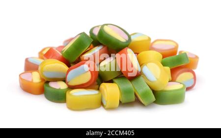 Haufen von bunten Süßigkeiten isoliert auf weiß. Stockfoto