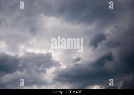 Dramatische graue Wolken am Himmel. Dunkelgrauer Wolkenhimmel Stockfoto