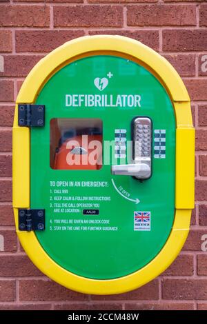 Ein Defibrillator oder AED in einem sicheren Fall auf einem Ziegelmauer in der Straße Stockfoto