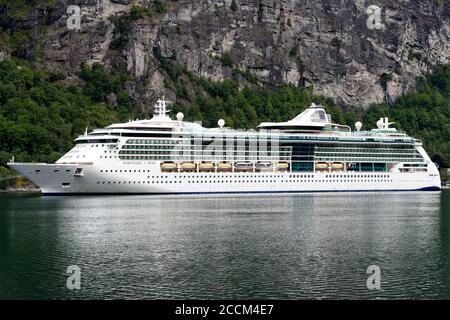 GEIRANGER, NORWEGEN - 2016. JUNI 12. Kreuzfahrtschiff Serenade des Meeres im norwegischen Fjord Geiranger Stockfoto