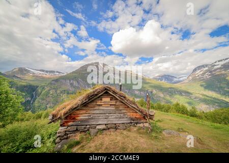 GEIRANGER, NORWEGEN - 2016. JUNI 12. Altes Holzhaus in der norwegischen Natur. Stockfoto