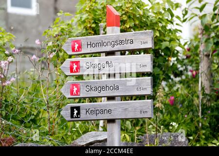 GEIRANGER, NORWEGEN - 2016. JUNI 12. Wanderschild in Geiranger Norwegen Stockfoto