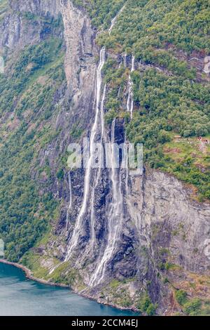 GEIRANGER, NORWEGEN - 2016. JUNI 12. Blick auf Geirangerfjord mit Seven Sister Wasserfall Stockfoto