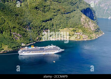 GEIRANGER, NORWEGEN - 2016. JUNI 13. Kreuzfahrtschiff Costa Favolosa im norwegischen Fjord in Geiranger Stockfoto