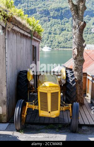 GEIRANGER, NORWEGEN - 2016. JUNI 14. Goldener Traktor im Zentrum des Dorfes Geiranger Stockfoto