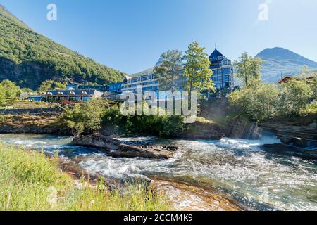 GEIRANGER, NORWEGEN - 2016. JUNI 14. Hotel Union in Geiranger mit Fluss vorne Stockfoto