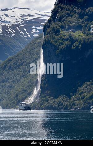 GEIRANGER, NORWEGEN - 2016. JUNI 14. Fjord1 Fähre vorbei am massiven Seven Sister Wasserfall im Geiranger Fjord. Stockfoto