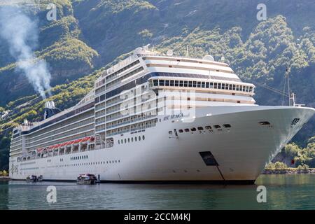 GEIRANGER, NORWEGEN - 2016. JUNI 14. MSC Musica Kreuzfahrtschiff im norwegischen Fjord Geiranger Stockfoto