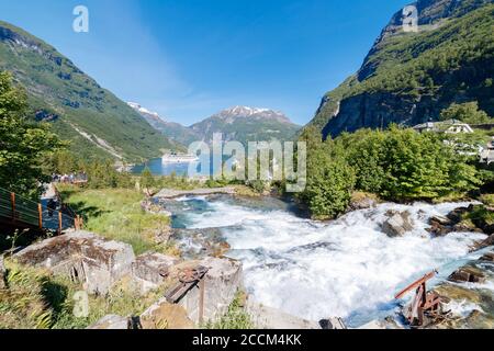 GEIRANGER, NORWEGEN - 2016. JUNI 14. Norwegischer Fjord und Wasserfall in Geiranger Stockfoto