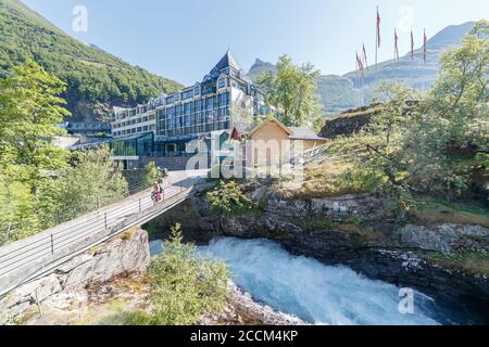 GEIRANGER, NORWEGEN - 2016. JUNI 14. Hotel Unionen mit dem Storfossen Wasserfall vor dem Hotel Stockfoto