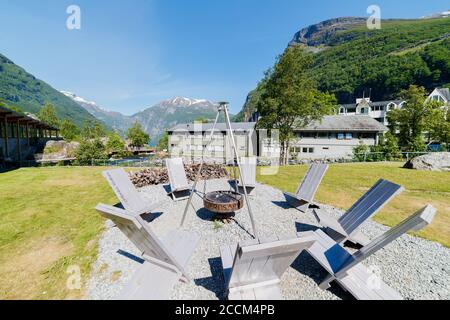 GEIRANGER, NORWEGEN - 2016. JUNI 14. Sitzgruppe vor dem Norwegischen Fjordzentrum (Norsk Fjordsenter) Museum. Stockfoto