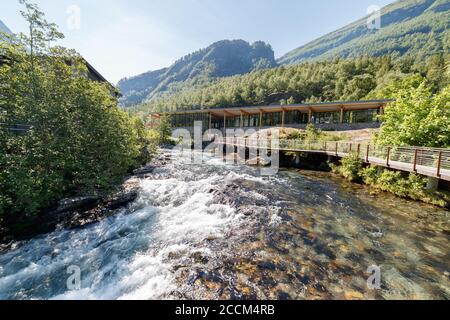 GEIRANGER, NORWEGEN - 2016. JUNI 14. Wandern auf der Plattform am Storfossen Wasserfall bei Geiranger auf dem Weg zum Norwegischen Fjord Centre Museum Stockfoto