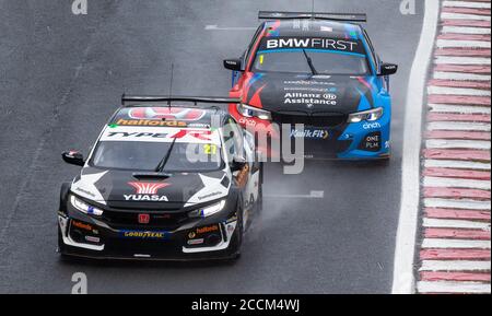 Little Budworth, Cheshire, Großbritannien. 23. August 2020; Oulton Park Circuit, Little Budworth, Cheshire, England; Kwik Fit British Touring Car Championship, Oulton Park, Race Day; Dan Cammish Halfords Yuasa Racing Fahren eines Honda Civic Type R führt Colin Turkington Team BMW Fahren eines BMW 330i in Rennen 2 Credit: Action Plus Sports Images/Alamy Live News Stockfoto