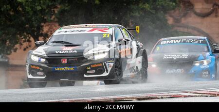 Little Budworth, Cheshire, Großbritannien. 23. August 2020; Oulton Park Circuit, Little Budworth, Cheshire, England; Kwik Fit British Touring Car Championship, Oulton Park, Race Day; Dan Cammish Halfords Yuasa Racing Fahren eines Honda Civic Type R führt Colin Turkington Team BMW Fahren eines BMW 330i in Rennen 2 Credit: Action Plus Sports Images/Alamy Live News Stockfoto