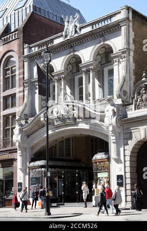 London, UK, April 13, 2014 : die Burlington Arcade in Piccadilly, die ein beliebtes Reiseziel Touristenattraktion Wahrzeichen Stock Foto ist Stockfoto