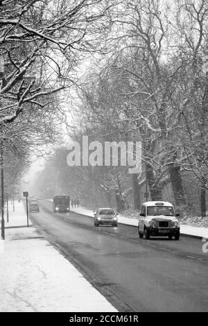 London, UK, Jan 20, 2013 : Schwarz-Weiß-Schnee-Bild von starkem Schneefall Schneesturm während der Hauptverkehrszeit Verkehr im Winter Stock Foto Stockfoto