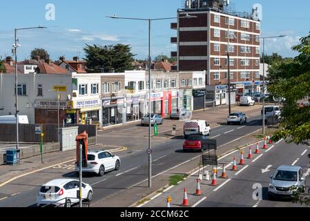 Die Bell Road Kreuzung der A127 Prince Avenue mit HobleyThick Lane, bald der Ort einer langen Umgestaltung und Straßenarbeiten. Geschäfte und Wohnungen Stockfoto